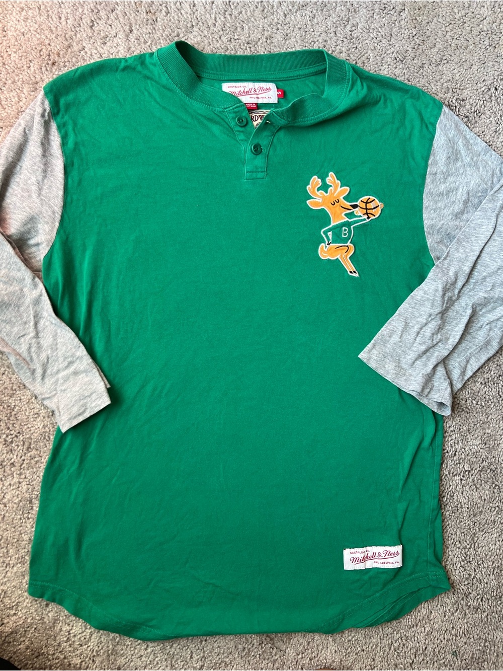 Mitchell & Ness Milwaukee Bucks Green Raglan Baseball Tee